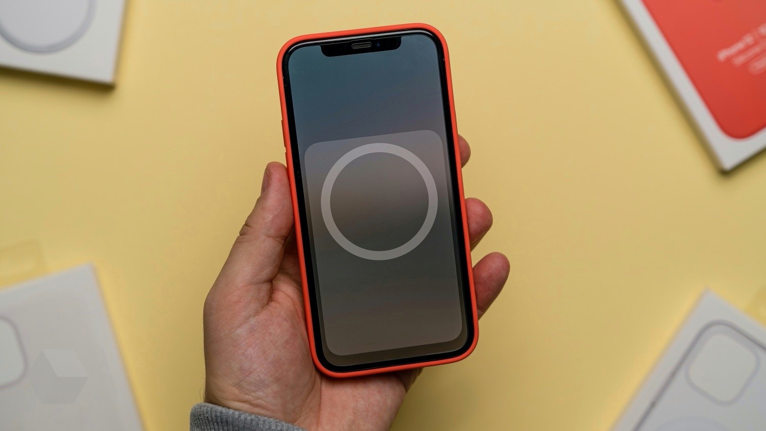 Apple работает над батареей с магнитным креплением к крышке iPhone