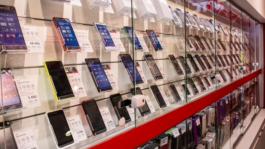 «Ъ»: продажи смартфонов выросли на 33% после открытия офлайн-магазинов