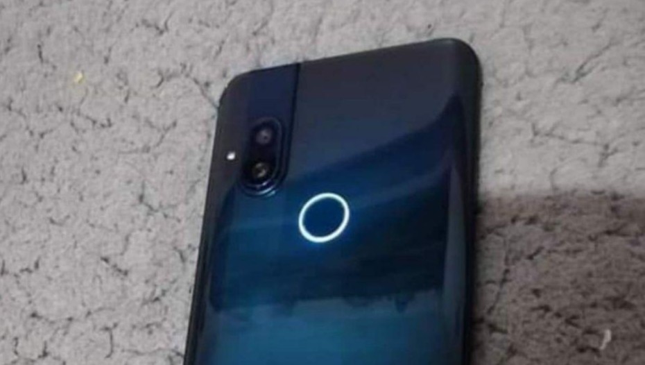 «Живые» фото смартфона Motorola с выдвижной селфи-камерой и LED-подсветкой