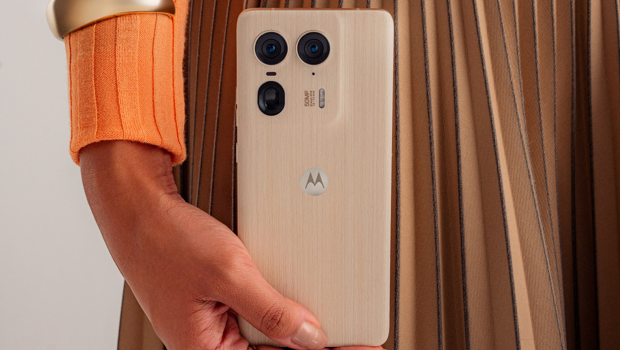 Motorola Edge 50 Ultra получил Snapdragon 8s Gen 3, три 50-Мп камеры и «деревянную» крышку