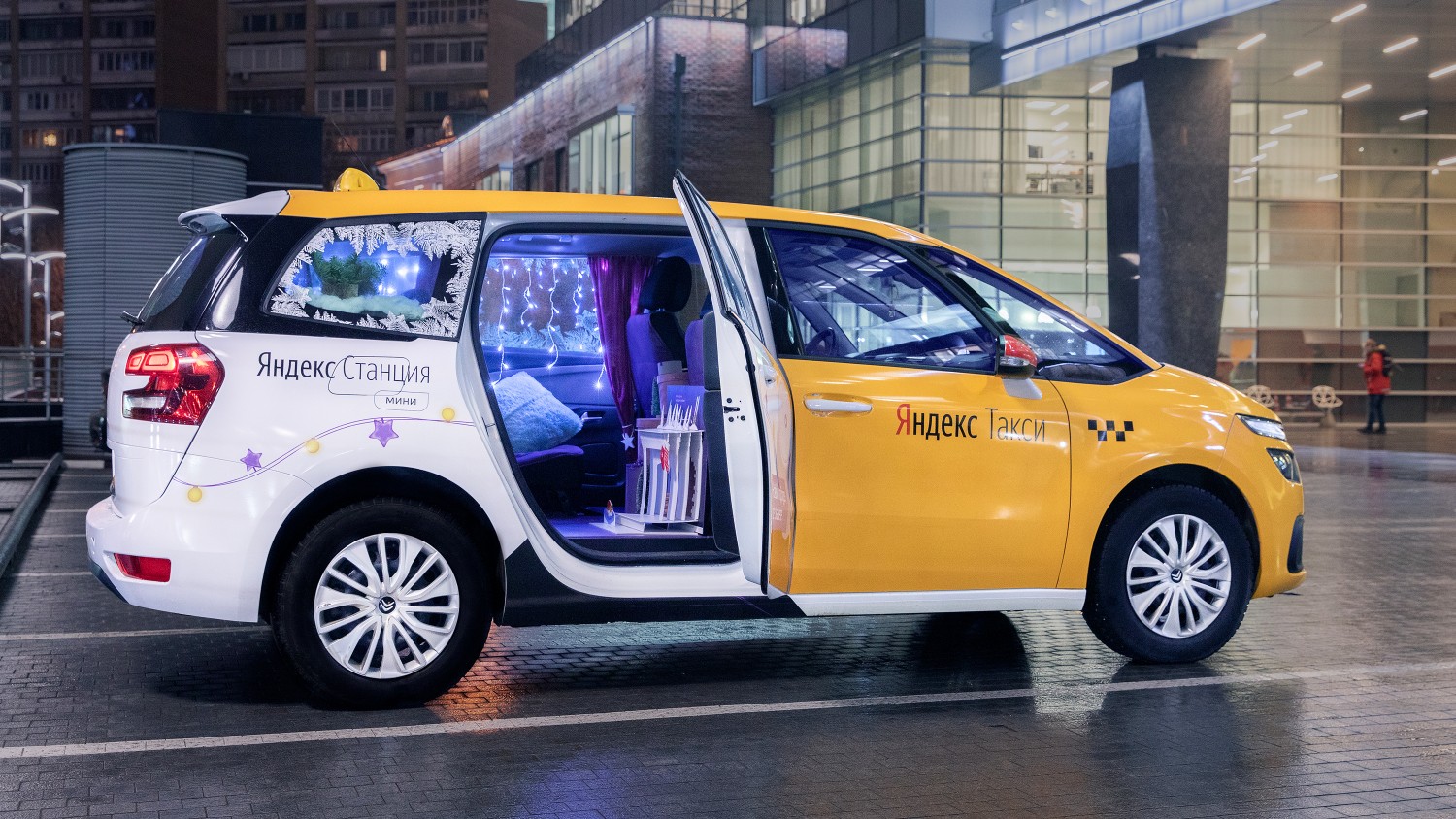 Особый автомобиль «Яндекс.Такси» встретит клиентов праздничным интерьером и «Станцией»