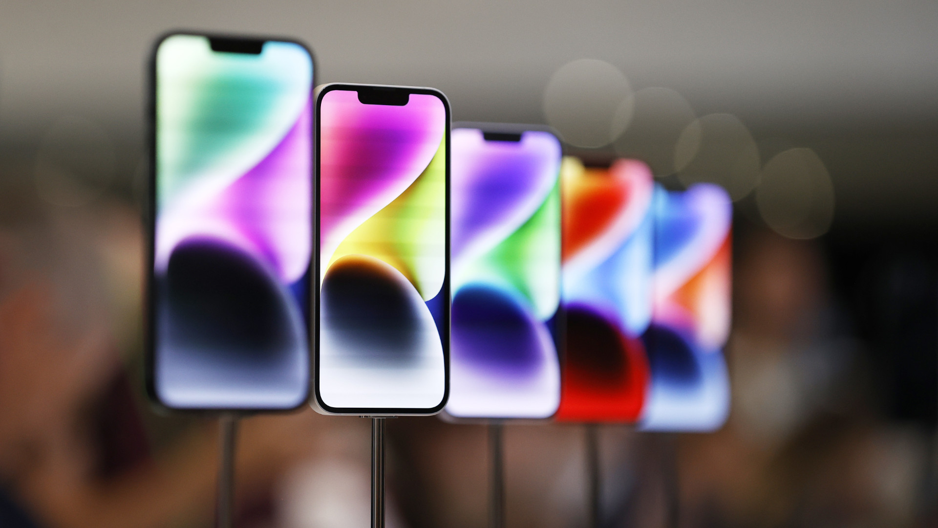СМИ: в Москве раскупают iPhone в ожидании дефицита из-за санкций