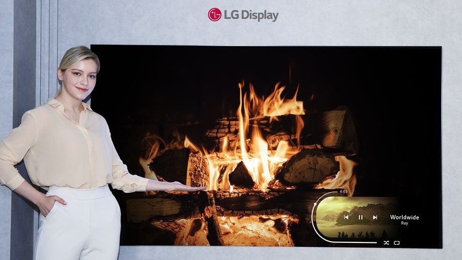 LG представила прозрачный телевизор-рулон, гнущийся монитор и телевизор на рельсах