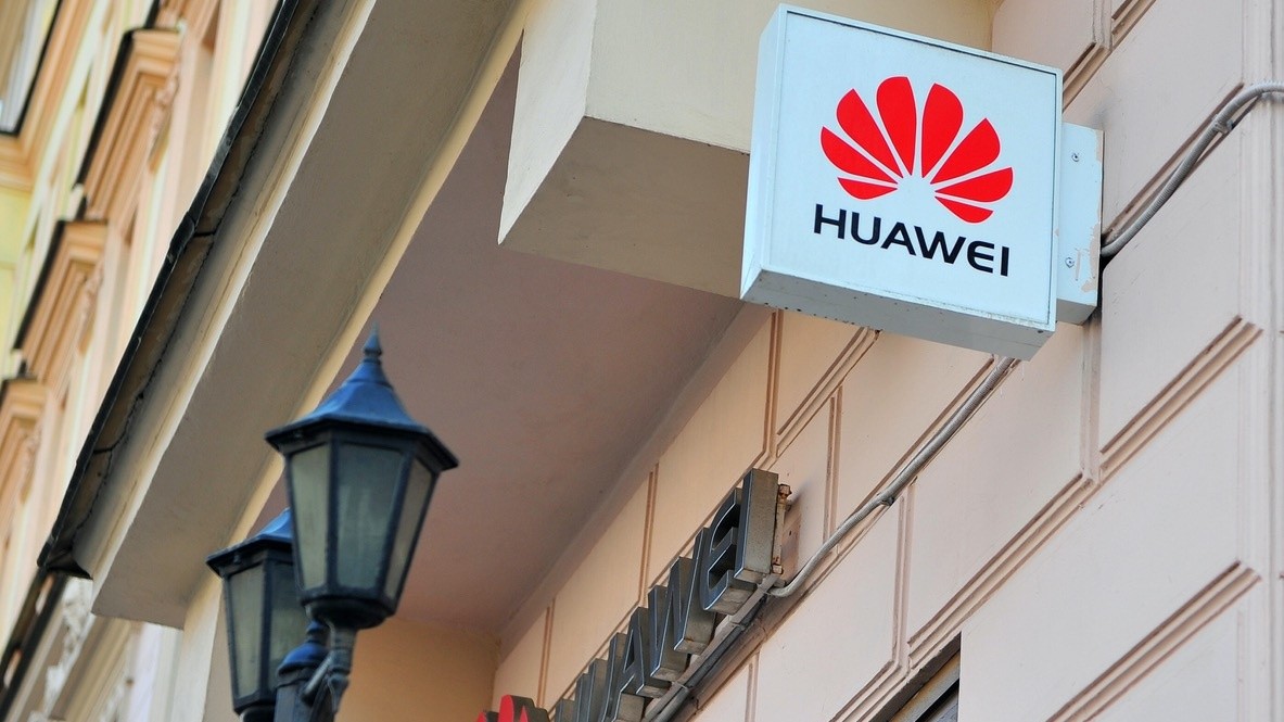 Поставки Huawei и Xiaomi в Россию за год упали на 26% и 20% соответственно