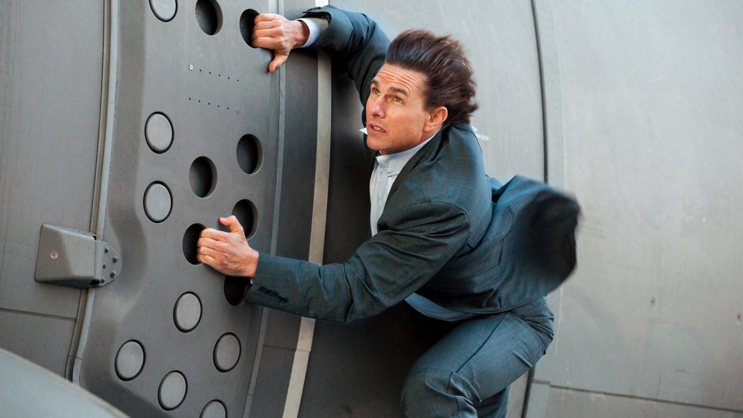 Том Круз катается на крыше поезда. Новое видео со съёмок «Миссии: невыполнима 7»