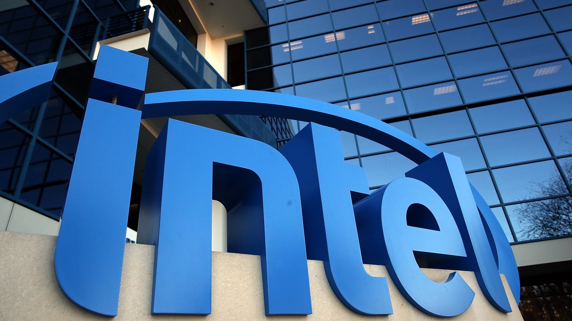 Intel похвалилась рекордной выручкой за минувший год
