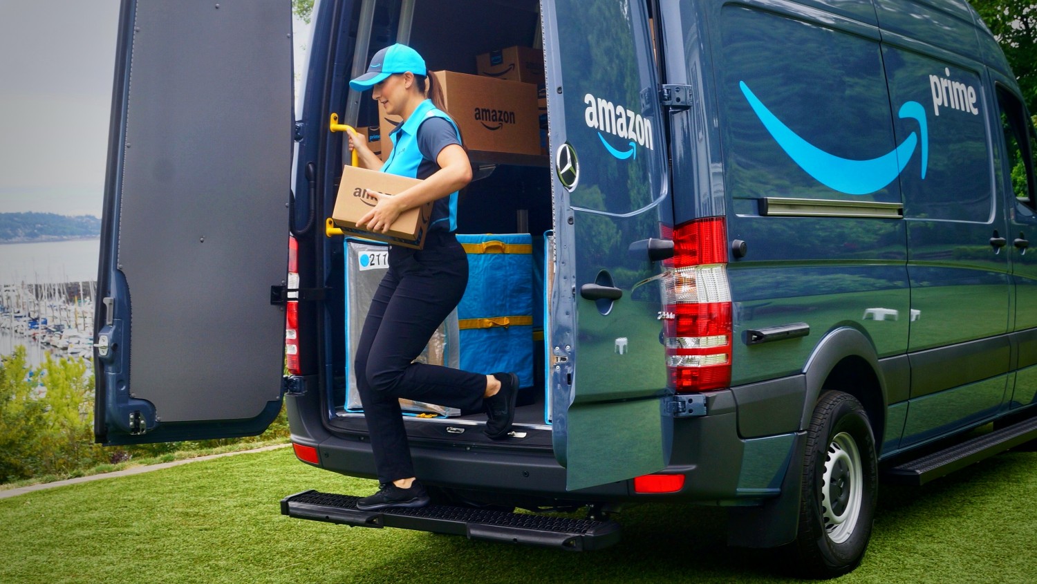 Amazon тестирует камеры с ИИ в фургонах доставки