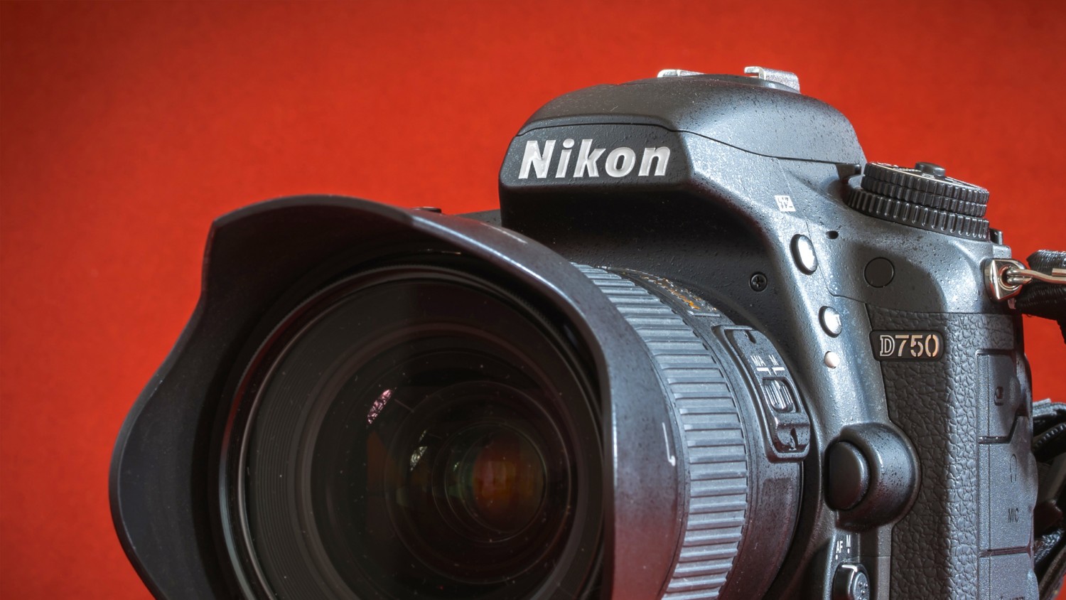 Nikon анонсировала полнокадровую камеру D6 и объектив с фокусным расстоянием 120-300 мм