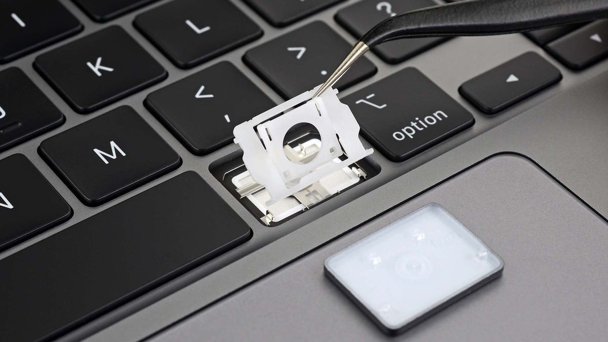 Клавиатура MacBook Pro 16" почти идентична ножничному механизму в моделях до 2016 года