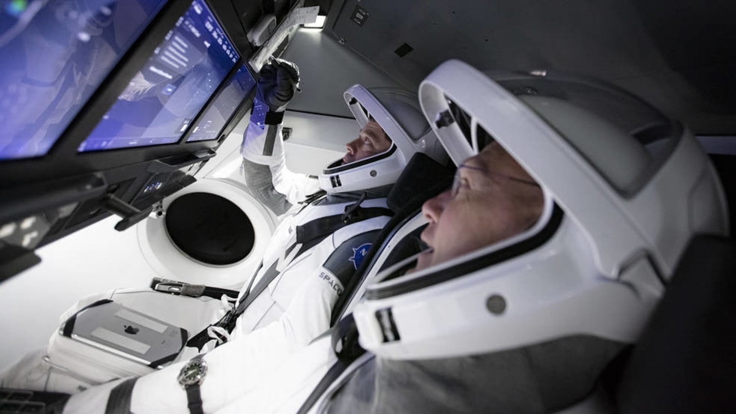 Какие часы используют астронавты SpaceX Crew Dragon?
