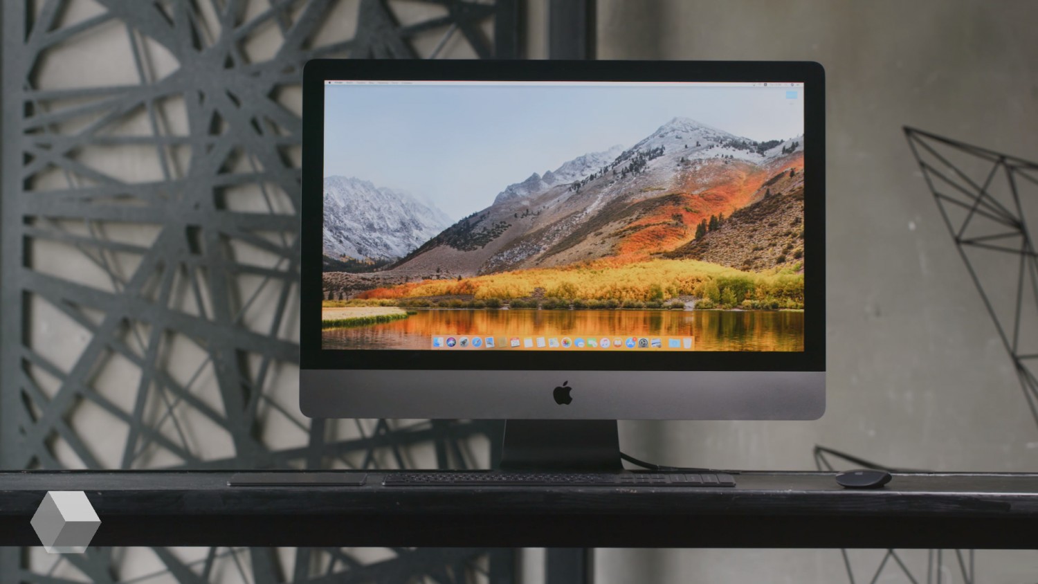 iMac 21,5" теперь поставляются с SSD, а iMac Pro — с 10-ядерным Intel Xeon W