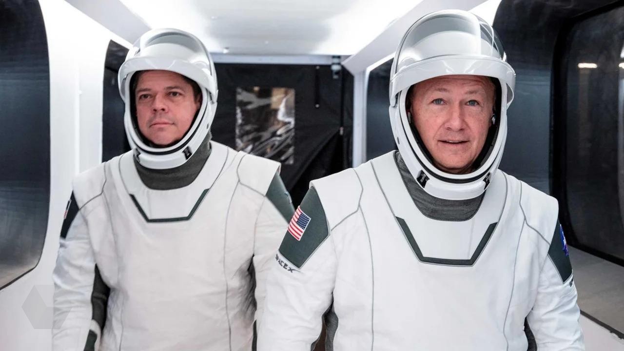 Исторический полёт. Кто решился лететь на SpaceX Crew Dragon к МКС?