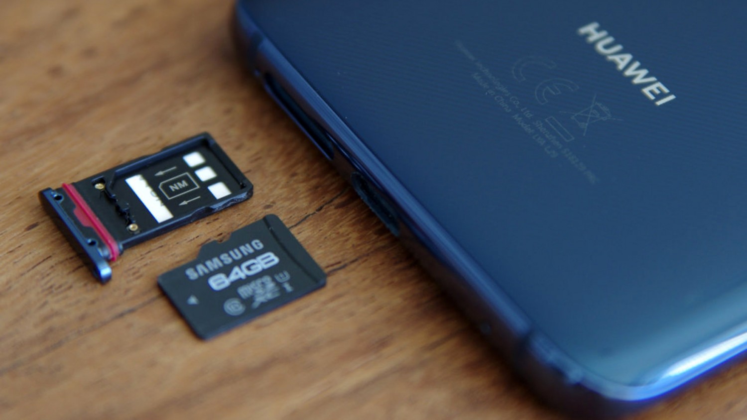 Huawei не сможет использовать карты microSD в будущих смартфонах