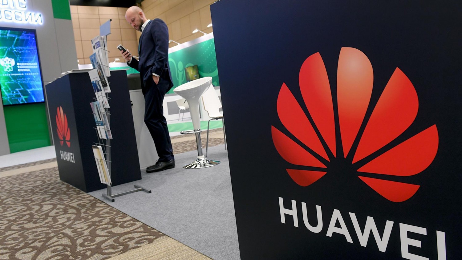Huawei остановила производство части смартфонов и пересматривает своё лидерство