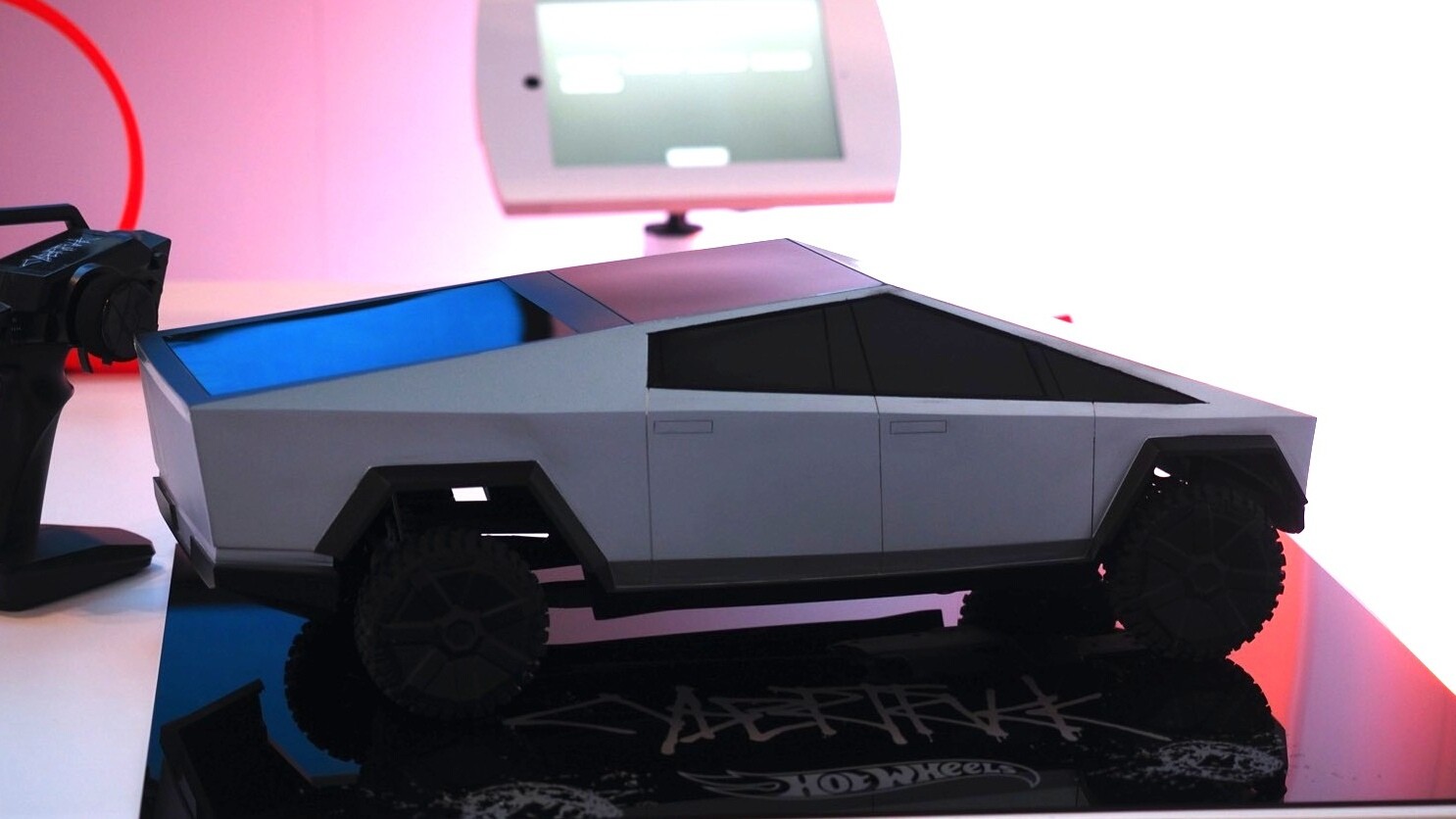 Hot Wheels представила игрушечный Tesla Cybertruck на радиоуправлении
