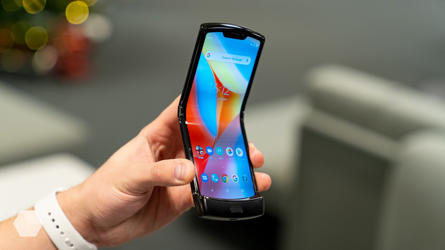 Motorola razr 2019 в наших руках! Смартфон будущего? - Rozetked.me