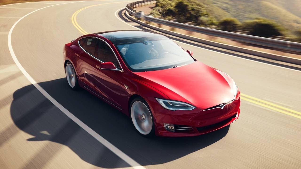 Аккумулятор электромобилей Tesla можно «разогреть» с мобильного устройства