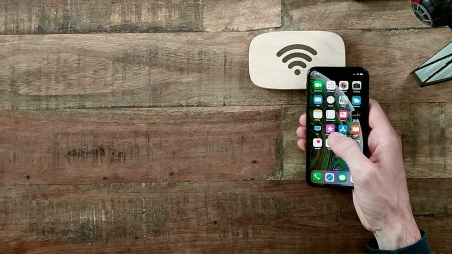 Этот гаджет из дерева подключит к сети Wi-Fi без пароля