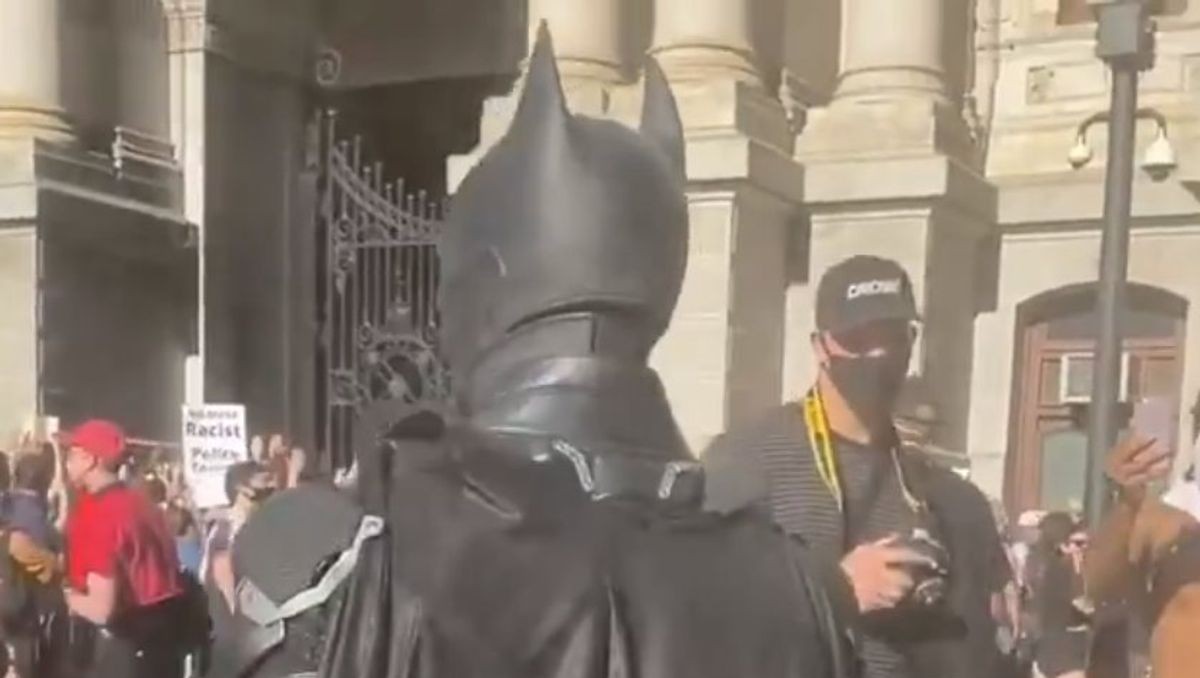 В Филадельфии во время протестов на улице появился Бэтмен