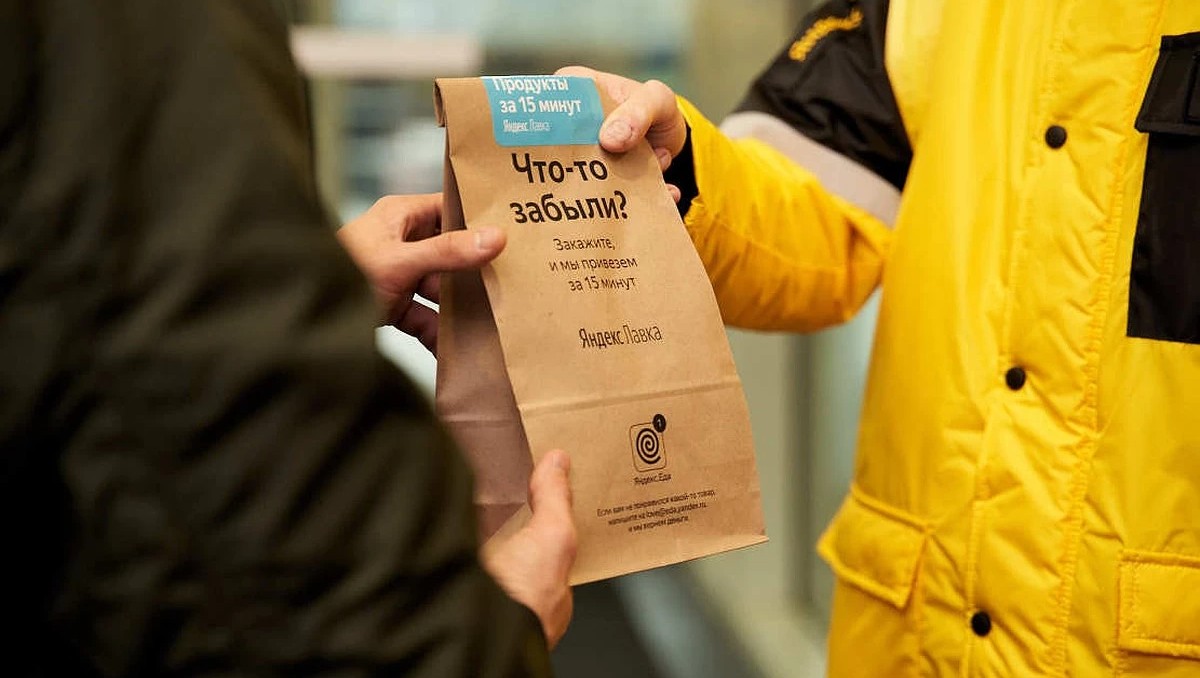 Вместе с заказом из «Яндекс.Лавки» клиентка получила ведро с мочой