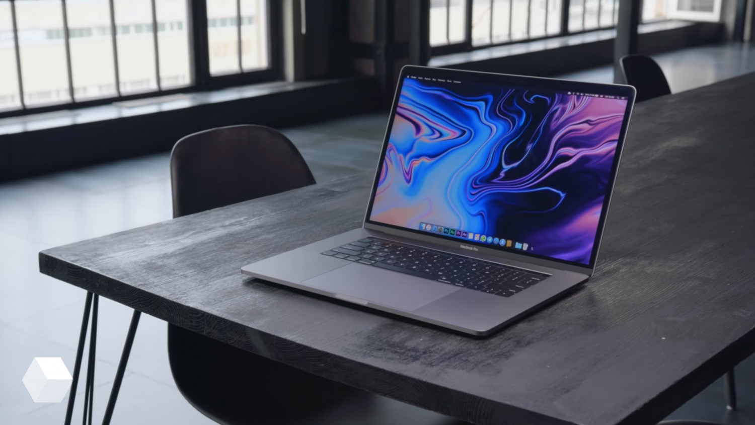Apple выпустит MacBook Pro 16", iPhone с двухсторонней зарядкой и 6К-монитор