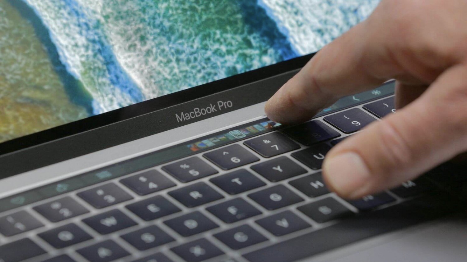 Будущие модели MacBook получат наэкранную клавиатуру, которая ощущается как физическая