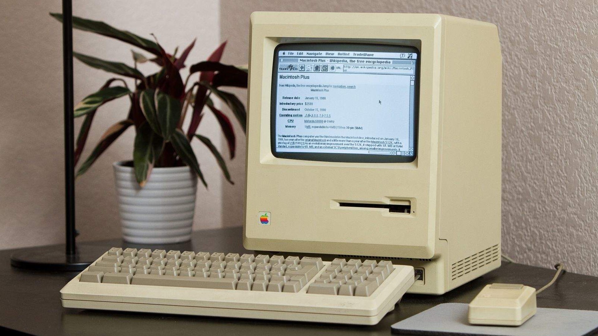 День в истории: первый компьютер Mac выпущен 35 лет назад