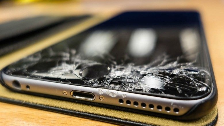 Статистика: каждый час в Америке разбивается почти 6000 экранов смартфонов