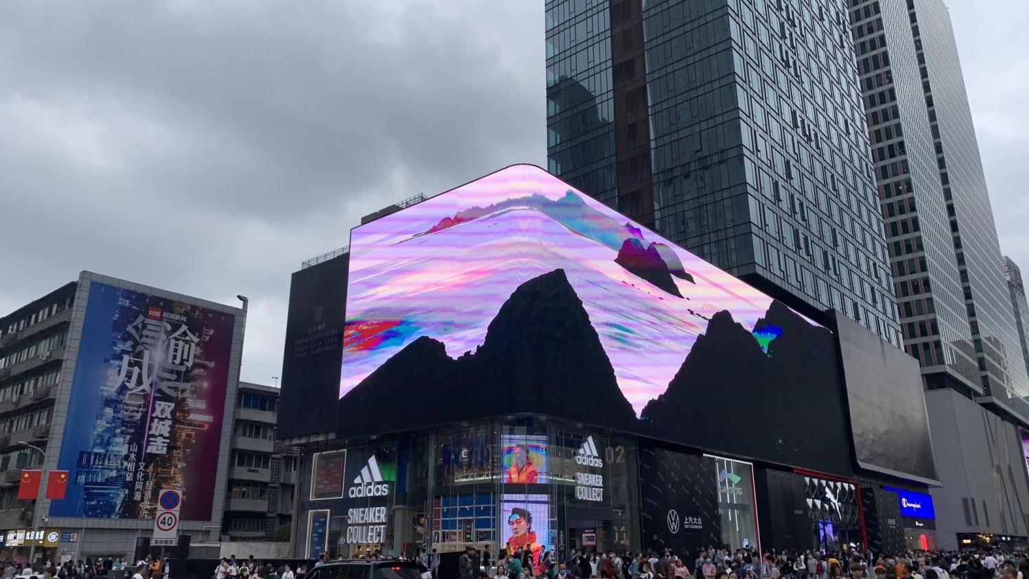 На фасаде торгового центра в Китае разместили панель с трёхмерным эффектом
