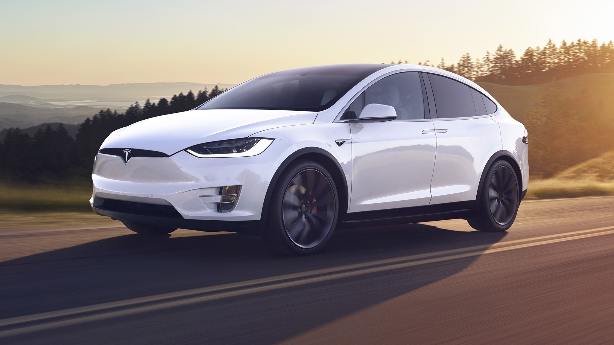 Электромобили Tesla научились самостоятельно передвигаться по шоссе