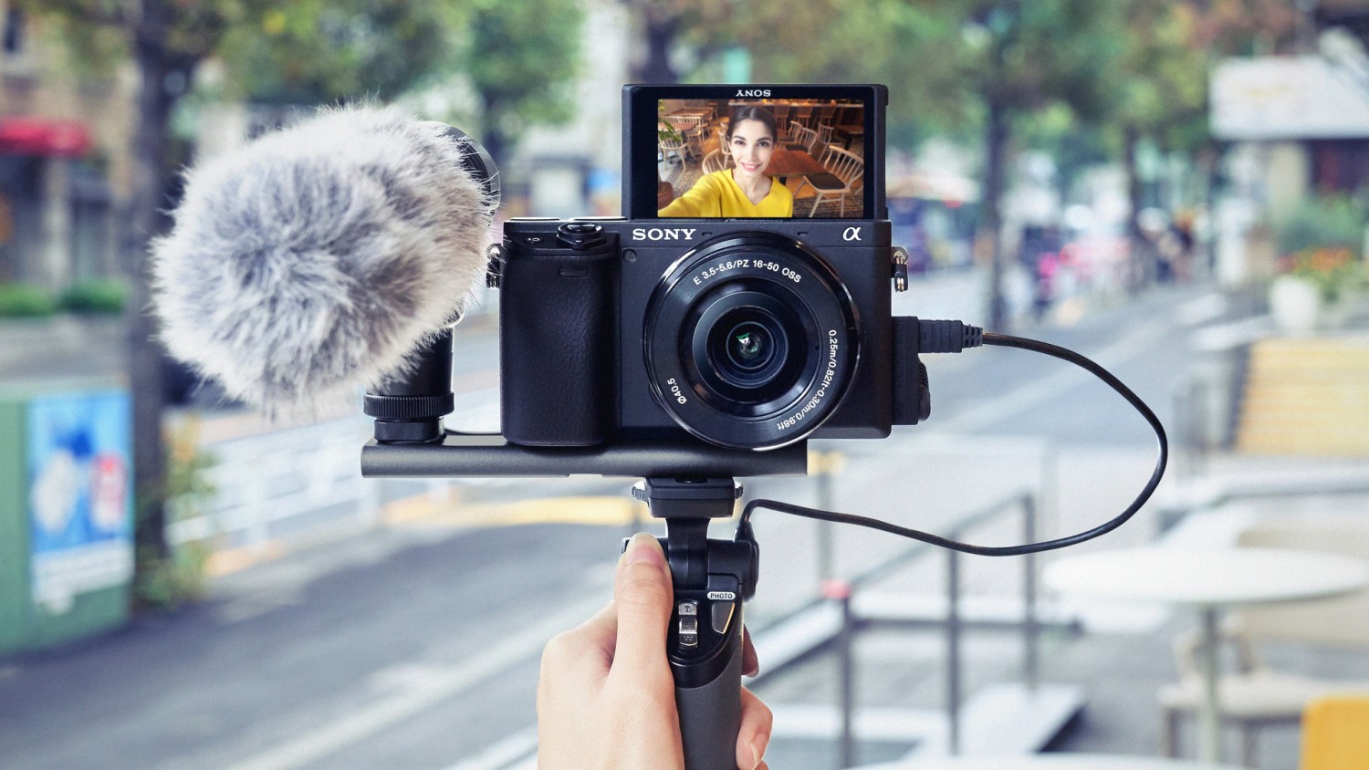 В России открыт предзаказ на беззеркальную камеру Sony α6400