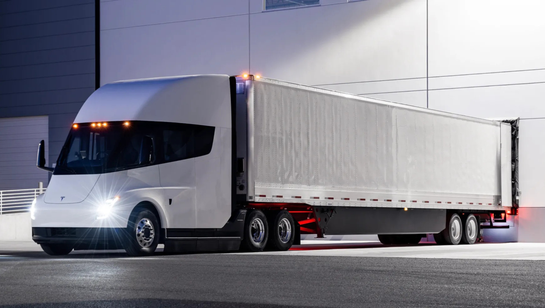 Стартовало производство электрических тягачей Tesla Semi Truck 