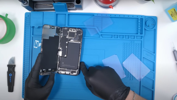 На фото показали аккумулятор iPhone 16 Pro