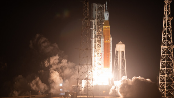 NASA успешно запустило сверхтяжёлую ракету SLS к орбите Луны