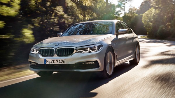 Этим летом BMW начнёт производство беспроводной зарядки для электромобилей