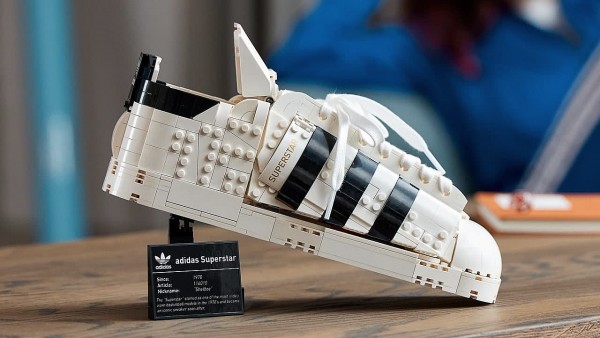LEGO выпустила набор с полноразмерным кроссовком Adidas из кубиков