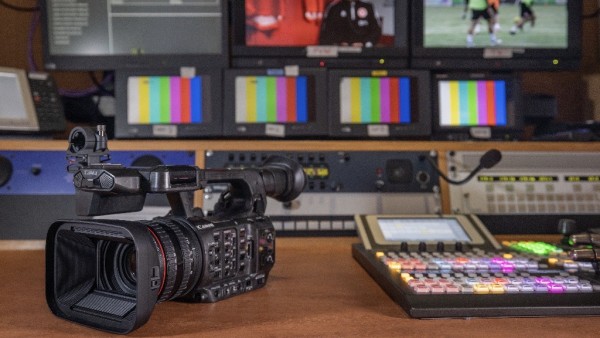 Canon представила камеру и объектив для работы в сфере видеопроизводства и телевещания