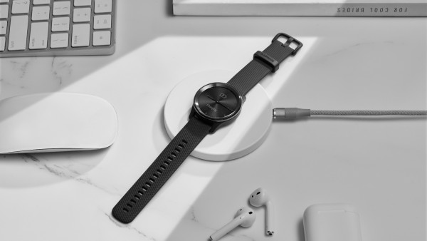 Garmin представила стильные смартчасы с функцией беспроводной зарядки