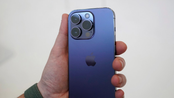 Samsung продолжает троллить Apple за iPhone 14