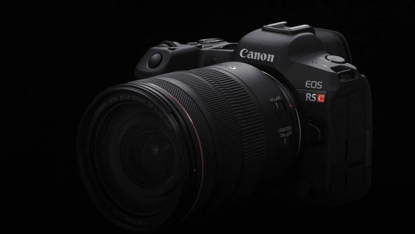 Canon показала портативную гибридную камеру EOS R5 C