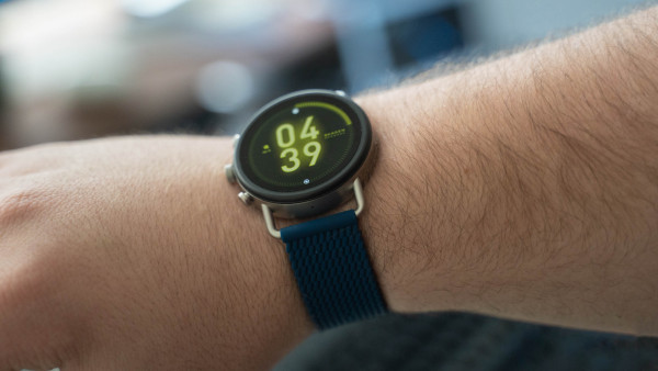 Часы с Wear OS научатся переворачивать изображение экрана. Это поможет левшам