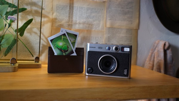 Fujifilm представила камеру мгновенной печати instax mini Evo Hybrid