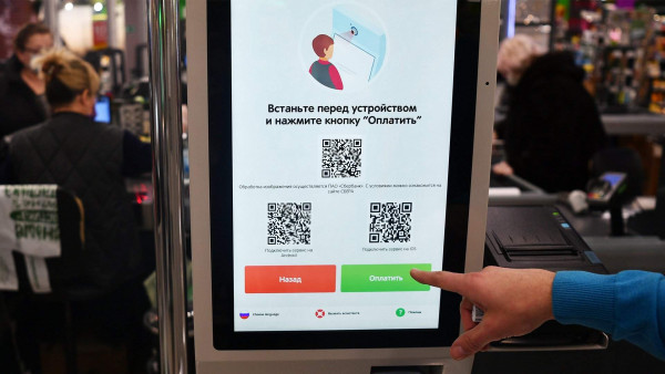«Сбер» начинает замену платёжных терминалов — в магазинах появится оплата биометрией