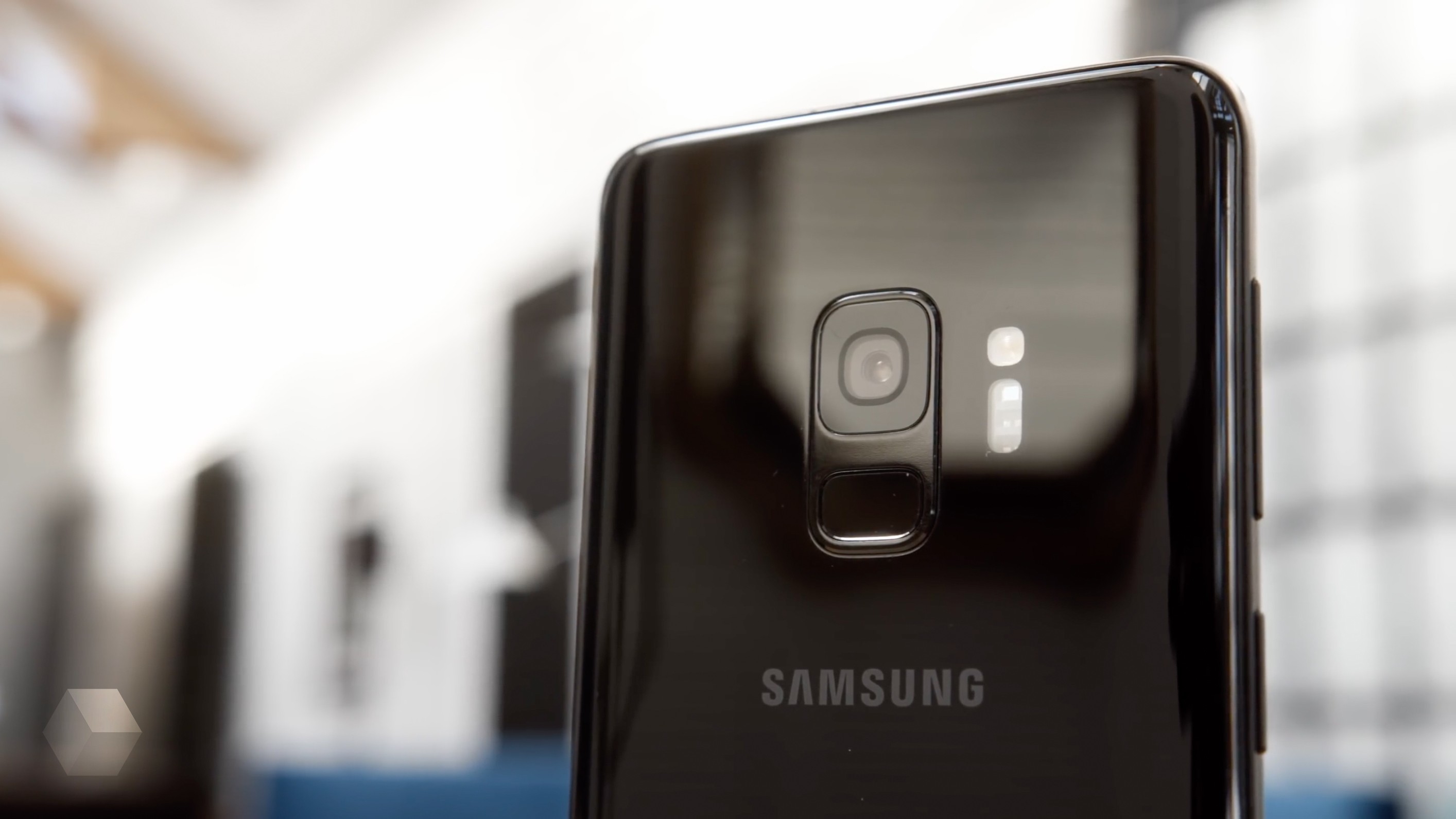 Samsung готовит смартфон с вырезом в дисплее