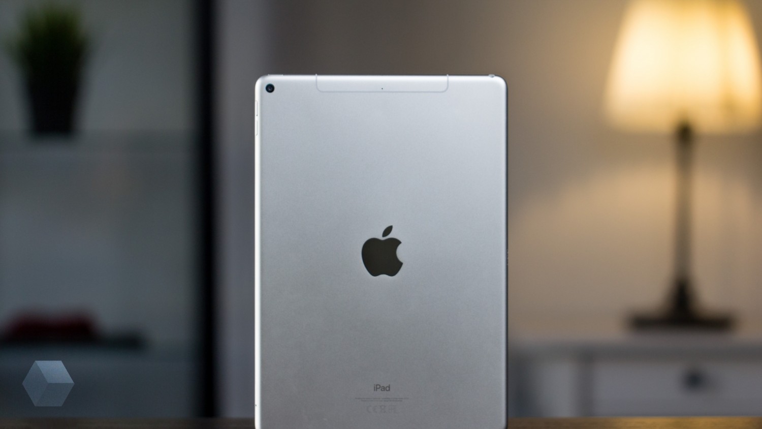 Фото инструкции к iPad Air показывает USB-C и встроенный в кнопку питания Touch ID