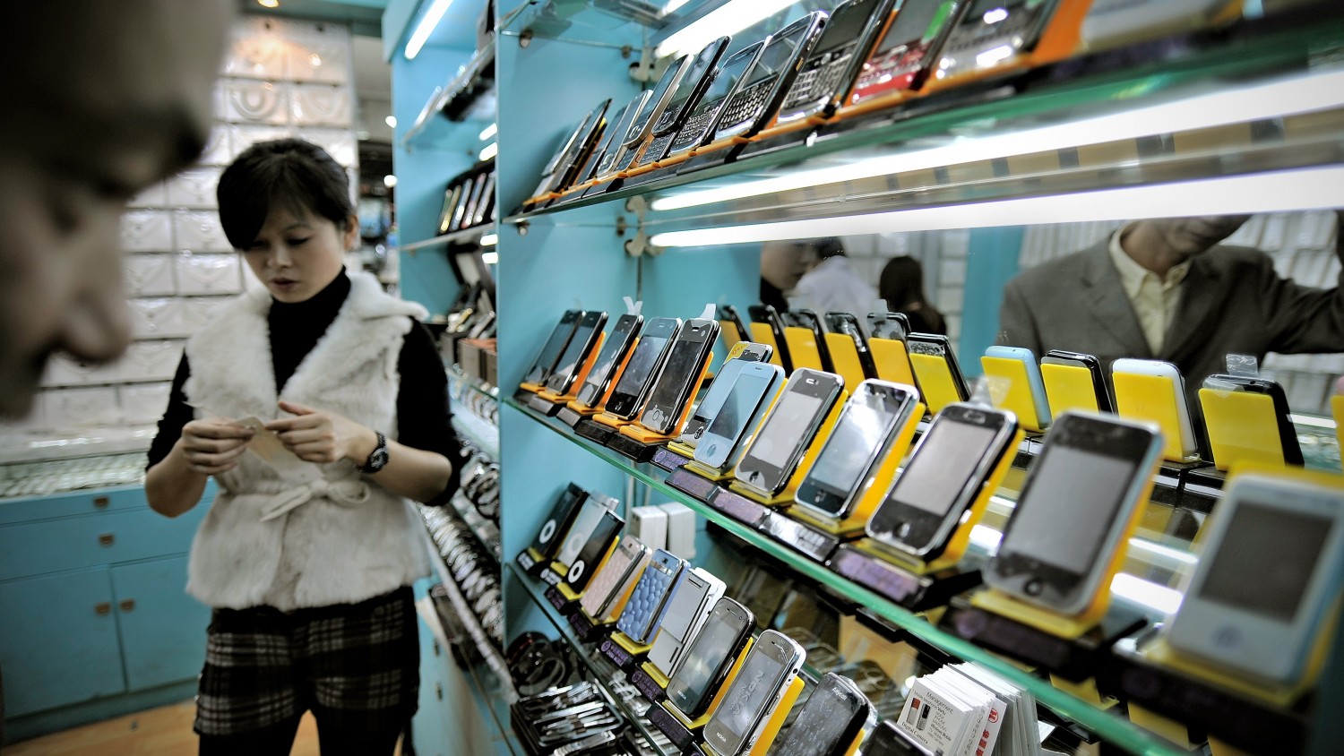 Аналитики: продажи смартфонов в Китае упадут на 30-50% из-за коронавируса