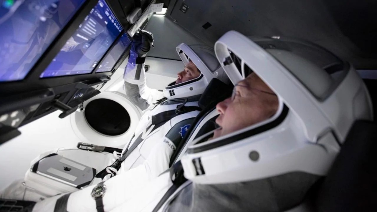 Как смотреть трансляцию посадки Crew Dragon с астронавтами