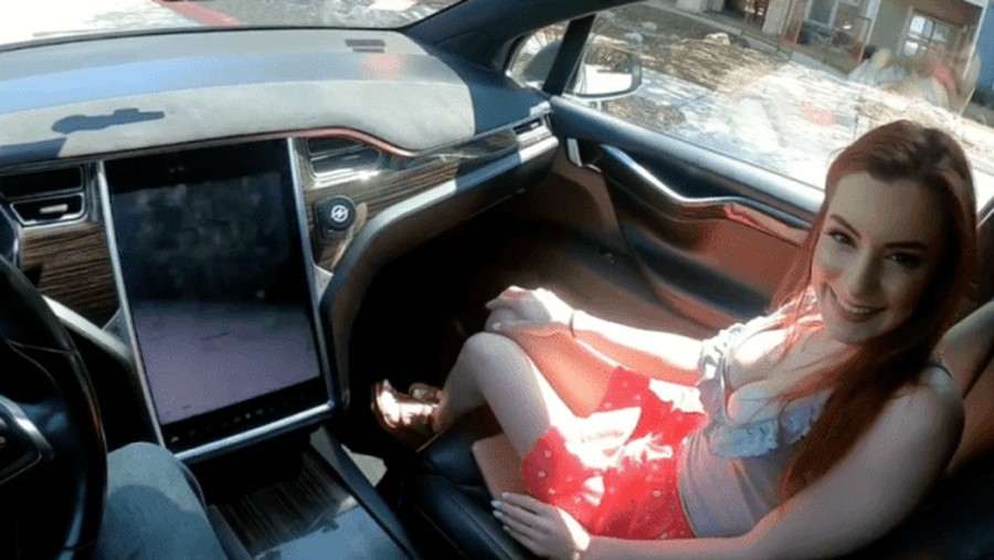Первое порно-видео из автомобиля Tesla на автопилоте