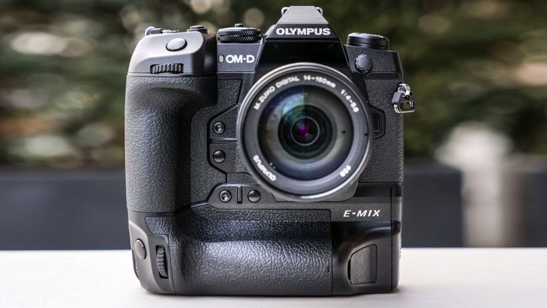 Olympus представила беззеркальную камеру OM-D E-M1X