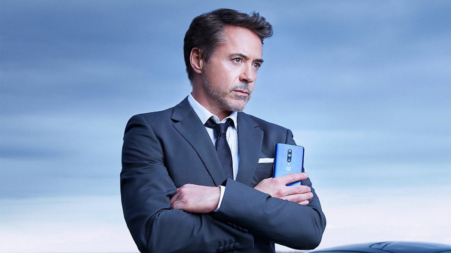 Амбассадор OnePlus Роберт Дауни младший прорекламировал бренд, используя смартфон Huawei